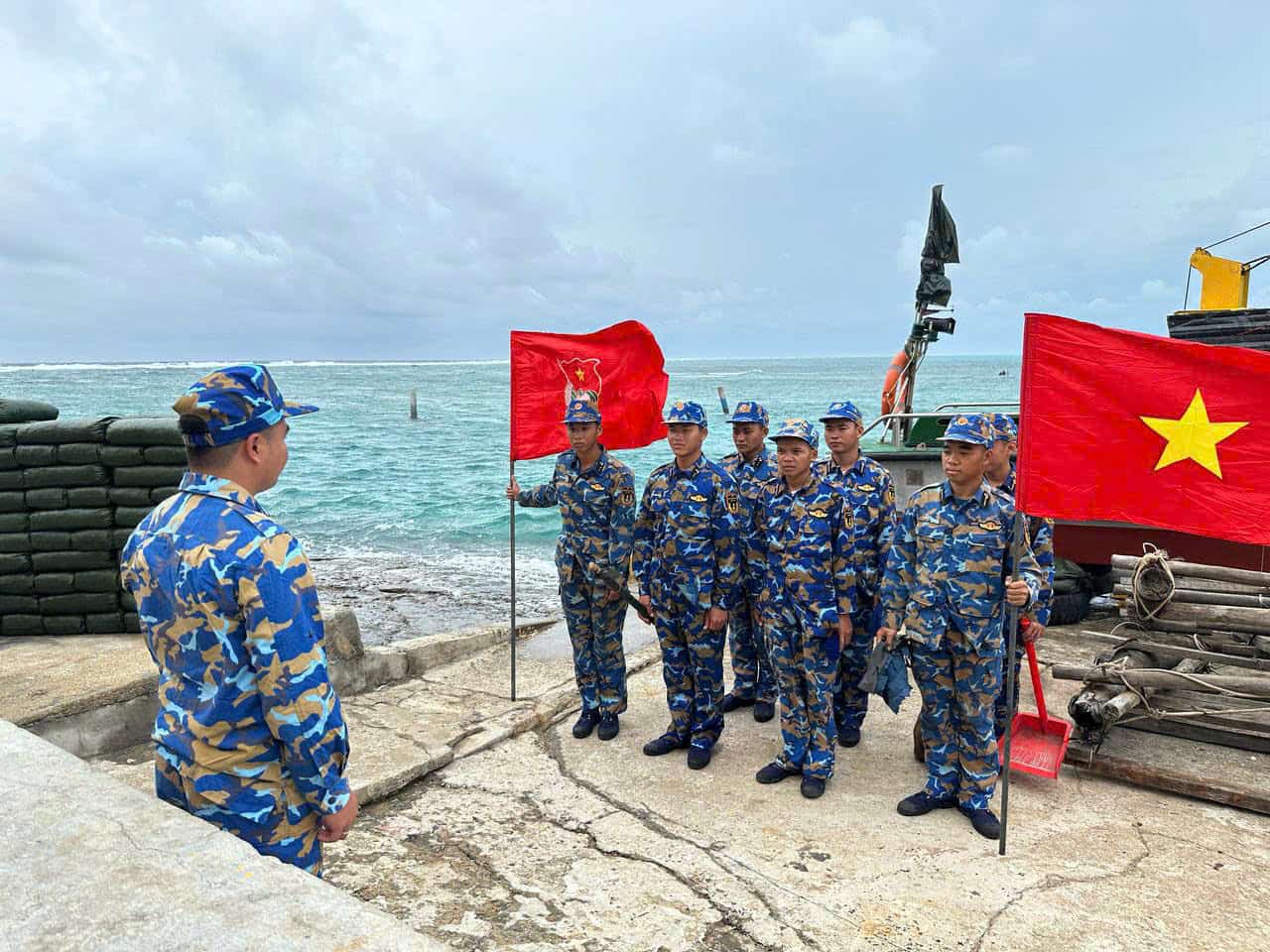 Officers and soldiers in Truong Sa protect the environment. Photo: Van Thao
