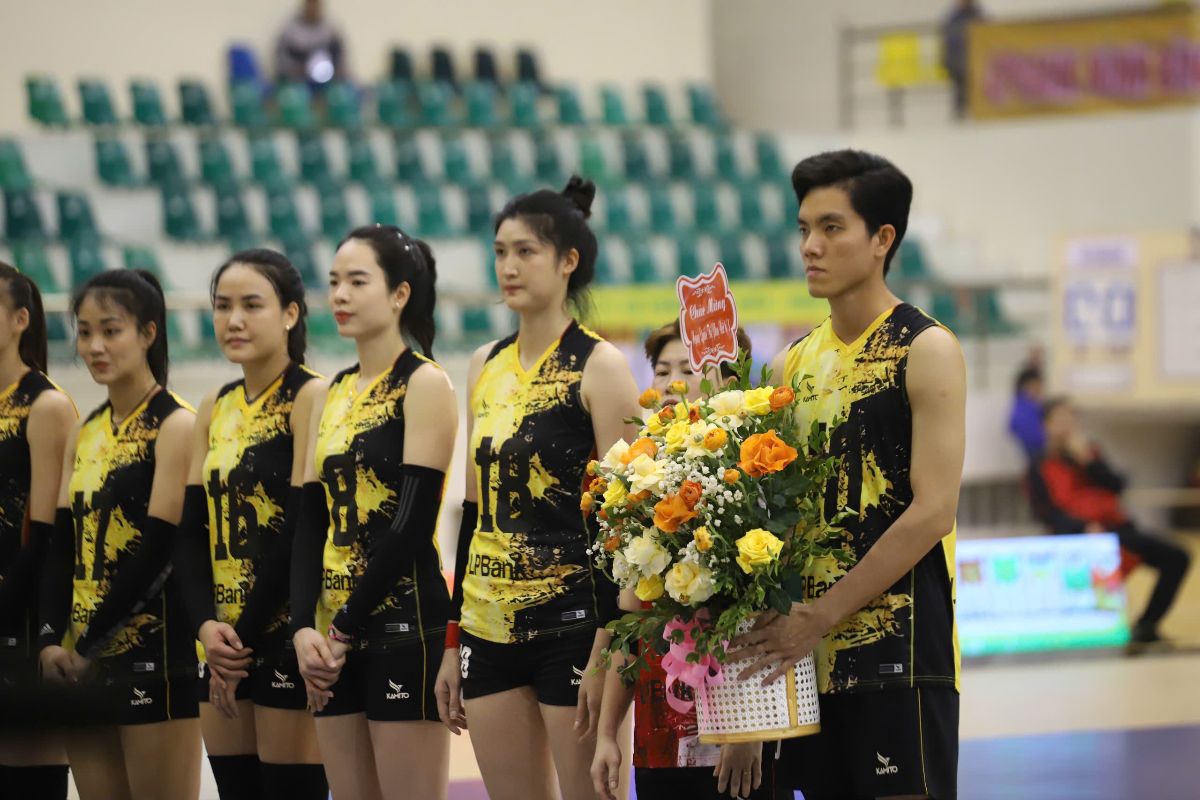 Bich Tuyen and volleyball players receive flowers on International Women's Day 8.3. Photo: Chi Tran