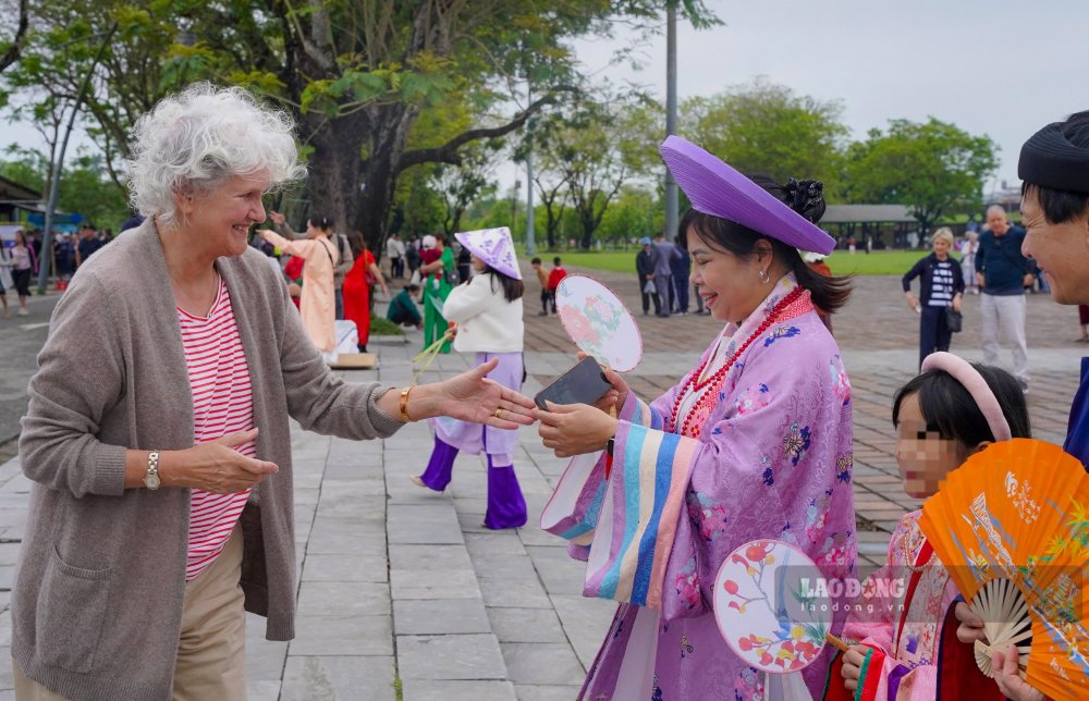 Khi duoc hoi, nhung du khach nuoc ngoai cho rang, ho cam thay thich thu va nguong mo ve dep cua nguoi Viet mac ao dai truyen thong. Day la mot net van hoa dac biet ma ho rat muon duoc kham pha va ke lai cho ban be o que nha sau chuyen di. Dac biet, nhung nguoi phu nu nuoc ngoai cung da co dip giao luu, tro chuyen voi nhung nguoi phu nu Viet Nam trong ngay vui cua phai dep tren toan the gioi. 