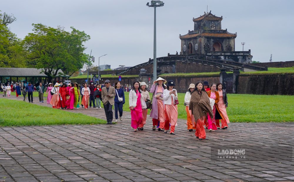 Dac biet tai Quang truong Ngo Mon (Kinh thanh Hue), dong nguoi noi duoi nhau vao trong voi nu cuoi hao hung. Cac phu kien ma cac chi em phu nu mang theo trong lan chup hinh truoc Dai Noi gom non la, non quai thao, du, va tat nhien khong the thieu hoa. 