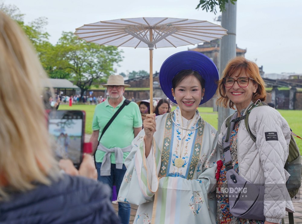 Chi Tran Nhu – Den tu TP Ho Chi Minh to ra bat ngo khi duoc cac du khach nuoc ngoai xum lai va het loi khen ngoi su duyen dang cua minh. Chi Thu cho biet, nhung nguoi du khach noi rang, trang phuc rat dep va ho bay to su nguong mo voi bo co phuc cua Viet Nam.