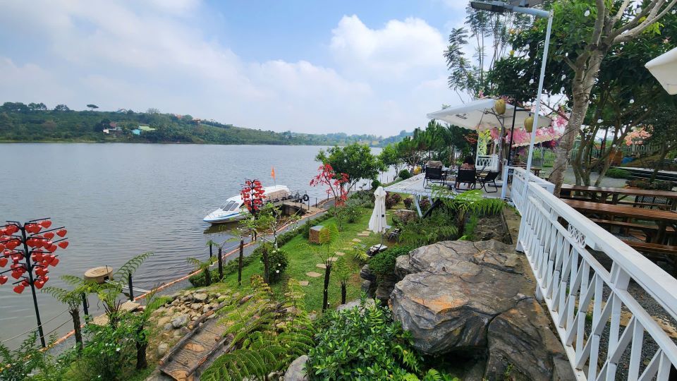 The project violated the safety corridor of Nam Phuong 1 Lake but has not been handled. Photo: Lam Hong