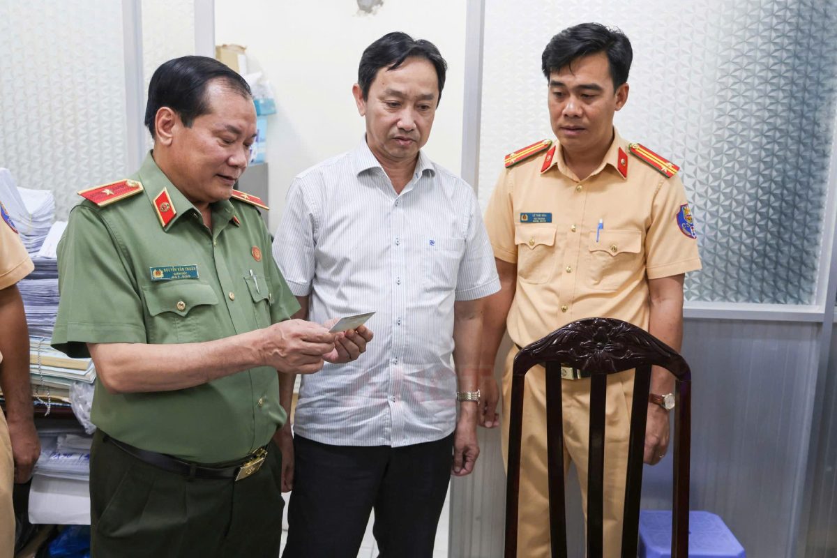 Giam doc Cong an thanh pho (ben trai) kiem tra noi dat may chu nhan du lieu linh vuc sat hach, cap giay phep lai xe. Anh: Cong an TP Can Tho
