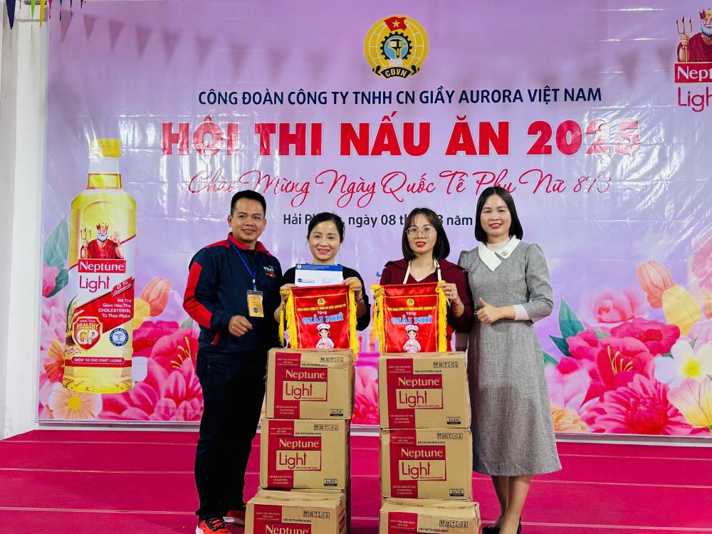 The Aurora Company Limited Trade Union (Hai Phong) awarded prizes to the teams with excellent performances. Photo: Bang Tam