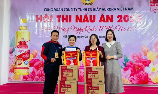 Công đoàn Công ty TNHH Aurora (Hải Phòng) trao giải cho các đội thi có phần trình bày xuất sắc. Ảnh: Băng Tâm