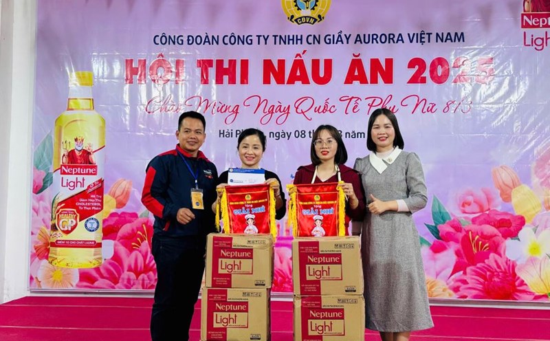 The Aurora Company Limited Trade Union (Hai Phong) awarded prizes to the teams with excellent performances. Photo: Bang Tam