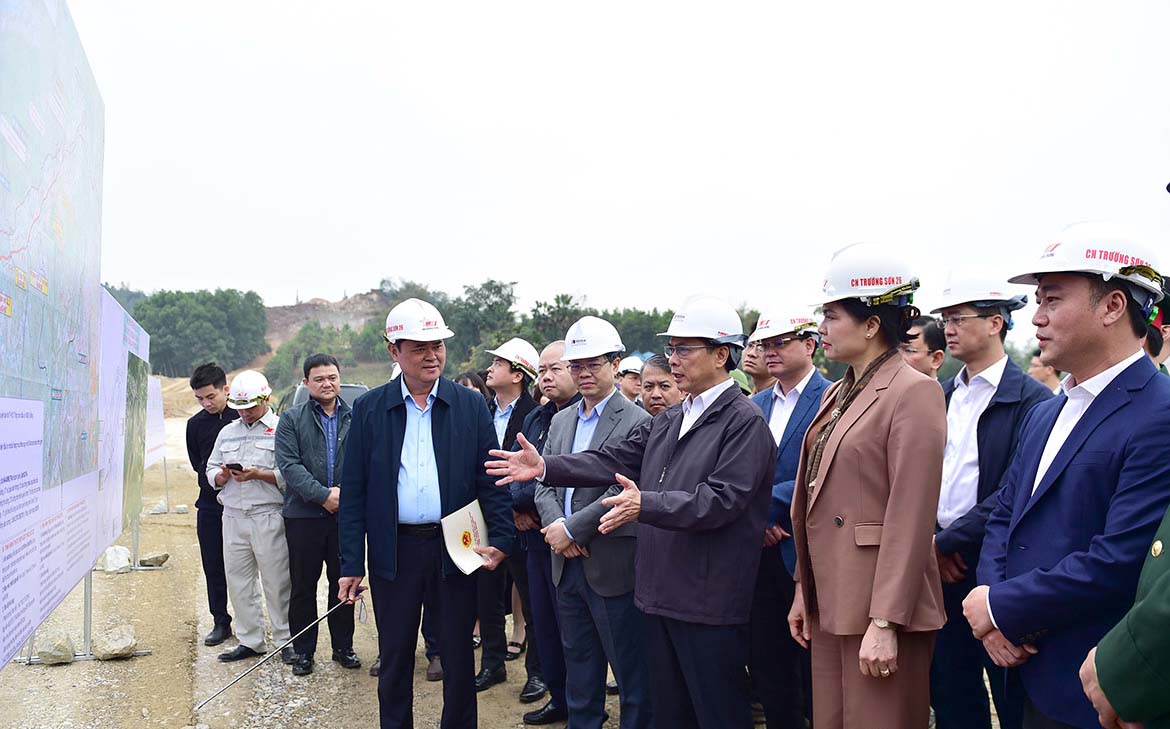 Pho Thu tuong Bui Thanh Son kiem tra tien do cao toc Tuyen Quang - Ha Giang. Anh: Ngoc Hung.