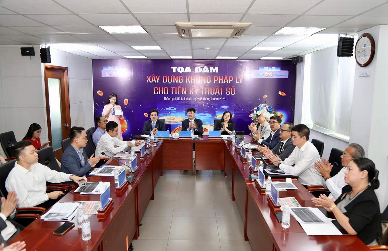 Delegates and experts have made contributions and proposals to build a legal framework for digital currency in Vietnam. Photo: Thu Ha