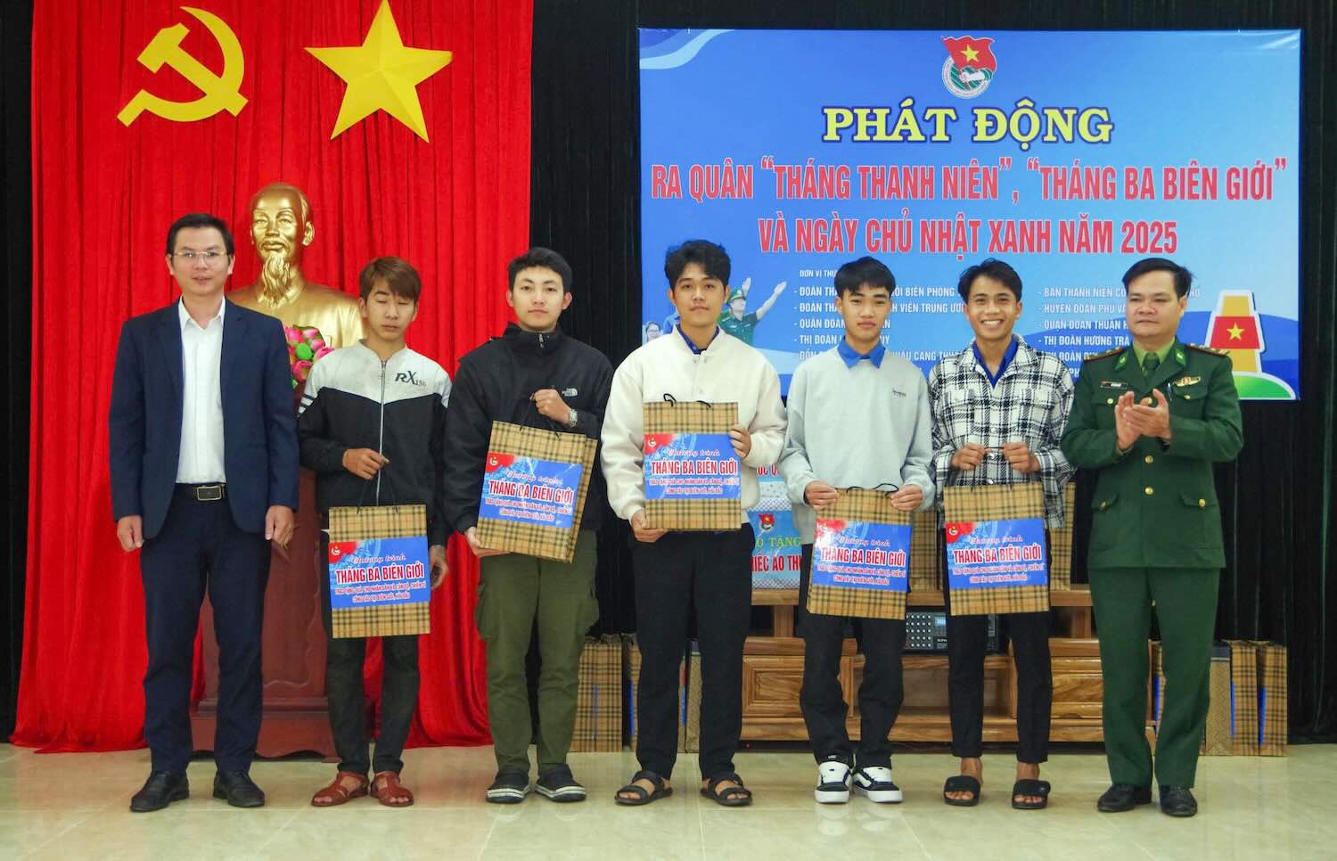 Trao tang qua cho nguoi dan va cac em hoc sinh trong cac chuong trinh, mo hinh. Anh: Vo Tien.
