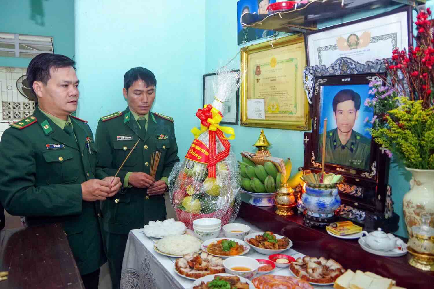 On the occasion of Youth Month, the Hue Border Guard coordinated to restore and present the portrait to the family of the martyr and soldier Le Dinh Tu. Photo: Vo Tien.