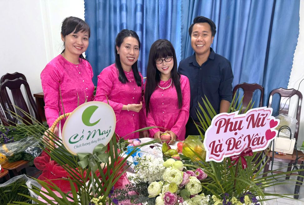 Ben canh viec phat huy su kheo de sang tao hinh khoi mau sac, nhieu doi con truyen tai thong diep tich cuc, nhu: Phu nu la de yeu thuong. Anh: Thanh Mai