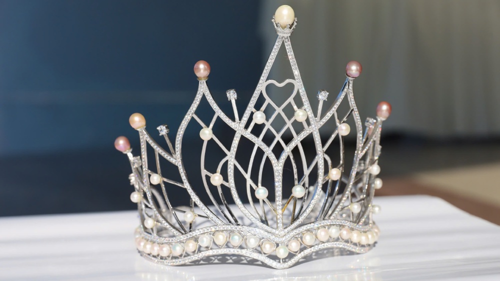 The crown is for the Miss of the Kien Giang Civil Servants, Public Employees, and Workers' Charm Contest. Photo: My Linh