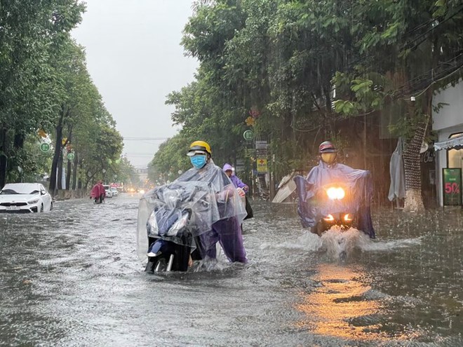 Nhieu tuyen duong o trung tam TP Quang Ngai thuong xuyen bien thanh song sau nhung tran mua lon, vi vay nguoi dan mong moi du an He thong thu gom, xu ly nuoc mua, nuoc thai TP Quang Ngai luu vuc phia Nam ha luu song Tra Khuc co tong von dau tu 1.000 ti dong som duoc trien khai. Anh: Vien Nguyen.