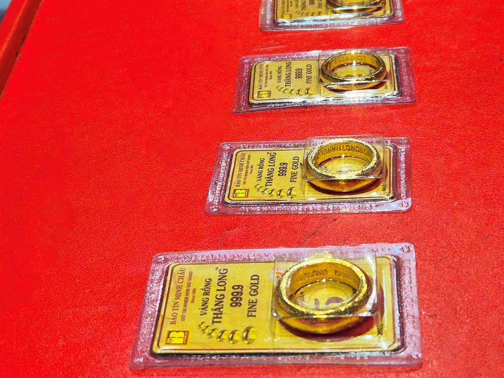 The difference between buying and selling prices of gold remains high, causing investors' profits to narrow. Illustrative photo: Phan Anh