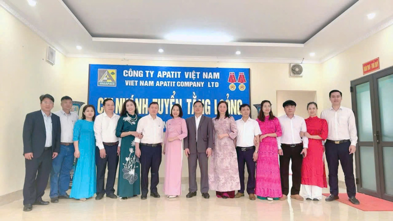 Cac don vi huong ung “Tuan le ao dai Viet Nam“. Anh: CD Apatit VN