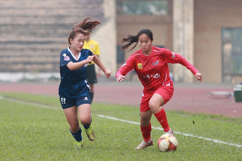 Hanoi (red shirt) had an important victory over Zantino Vinh Phuc in the 9th round of the 2025 National U19 Women's Championship - ACECOOK Cup. Photo: VFF