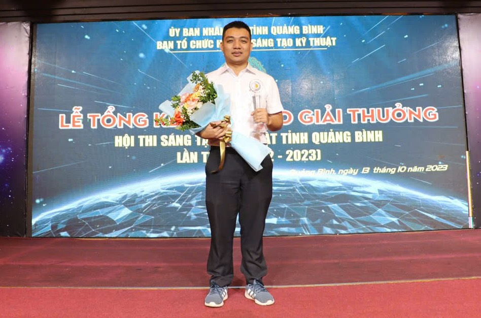 Young engineer Nguyen Nhat Long with many awards. Photo: Hai Nguyen