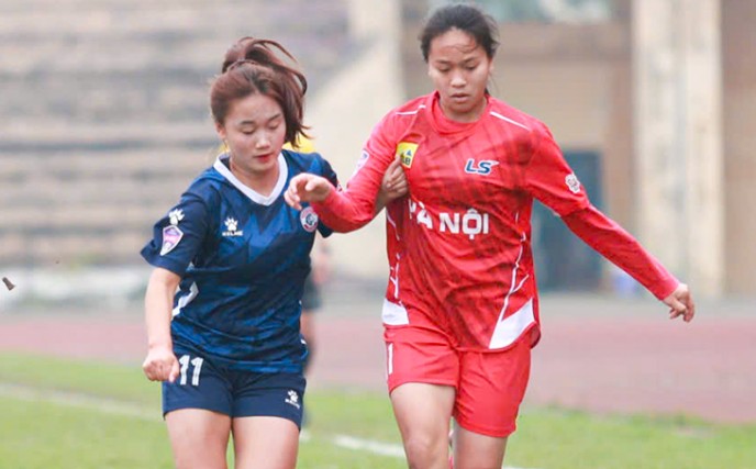 Hanoi U19 Women's Team (red) won 2-0 against Zantino Vinh Phuc U19 Women's Team. Photo: VFF