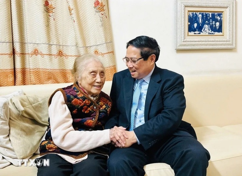 Politburo member and Prime Minister Pham Minh Chinh visited and congratulated former Vice President Nguyen Thi Binh on International Women's Day 8.3. Photo: Duong Giang/VNA