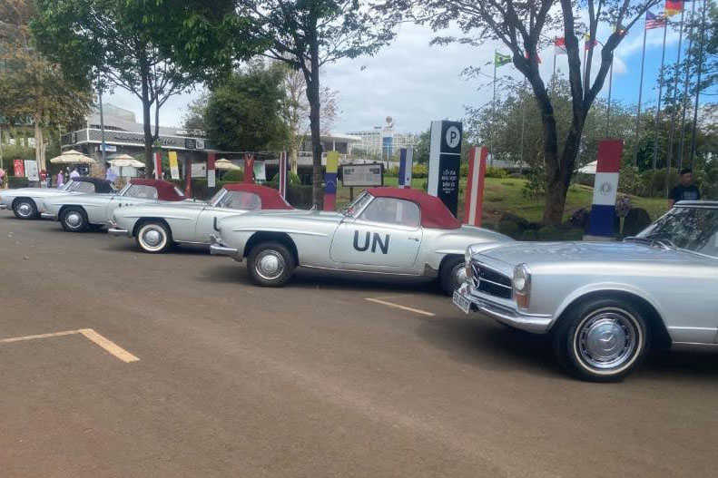 6 Mercedes-Benz 190SL cars attracted attention when appearing in Buon Ma Thuot. Photo: Supercar In VietNam