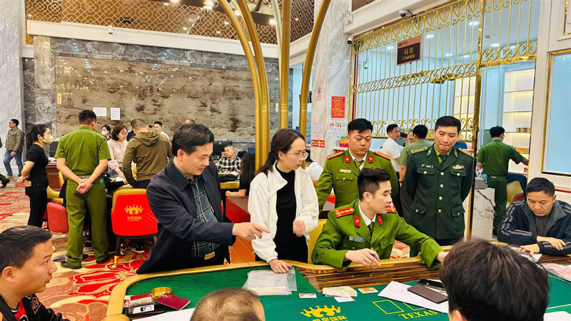 The functional forces of Lao Cai province coordinated with the Ministry of Public Security to break up a gambling den led by foreigners. Photo: Ministry of Public Security
