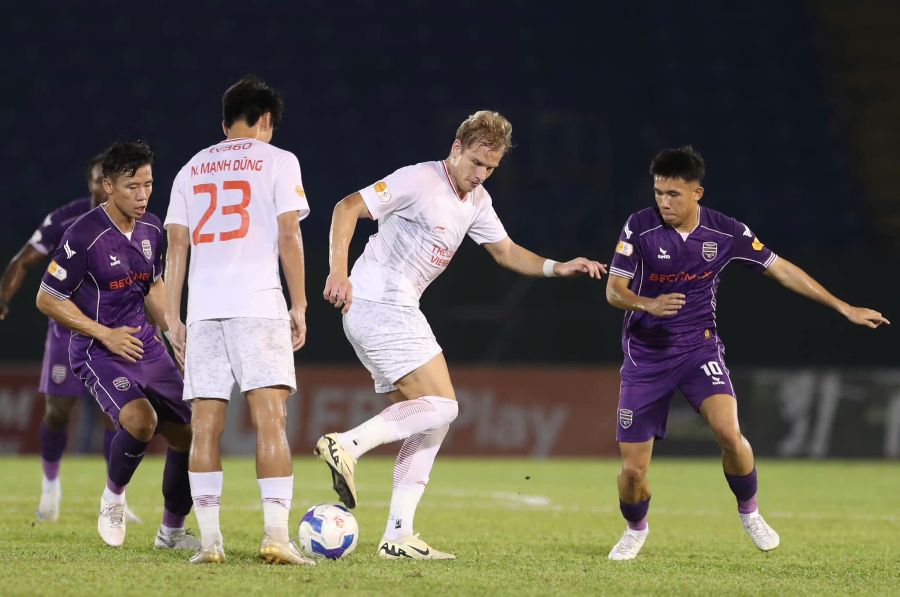 The Cong Viettel (white) won 2-1 against Binh Duong in round 16 of V.League 2024-2025. Photo: The Cong Viettel FC