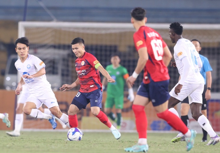Quang Hai scored in the match between Hanoi Police and Nam Dinh. Photo: Minh Dan
