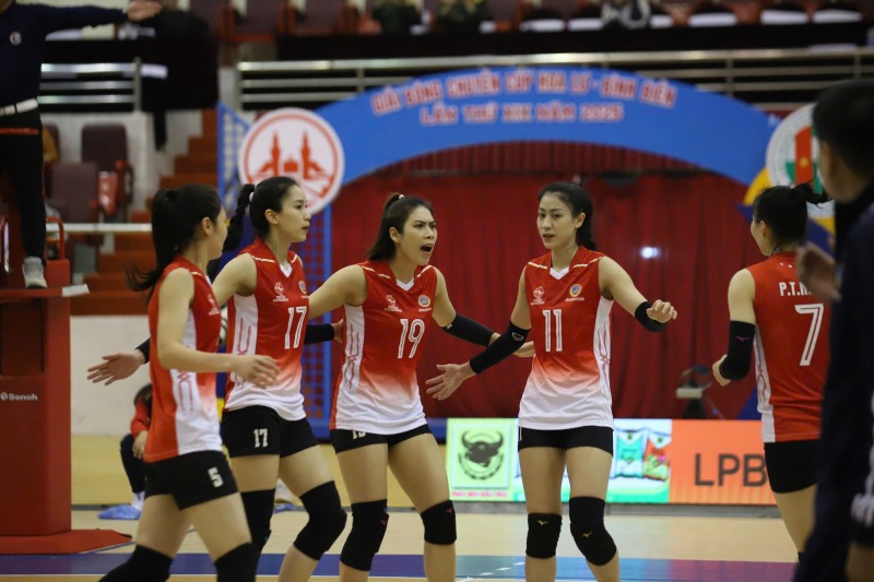 The Information Corps met LPB Ninh Binh in the volleyball final of the Hoa Lu Cup 2025. Photo: Hoang Hue