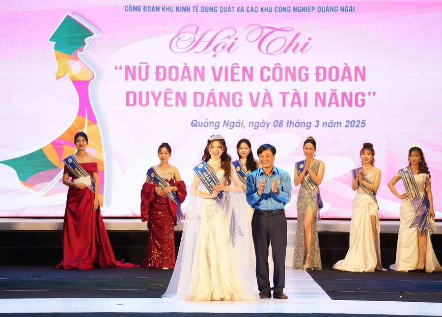 Mr. Pham Thai Duong - Chairman of the Dung Quat Economic Zone and Industrial Zones Trade Union of Quang Ngai province presented the first prize to contestant Truong Thi Bich Tram. Photo: Vien Nguyen.