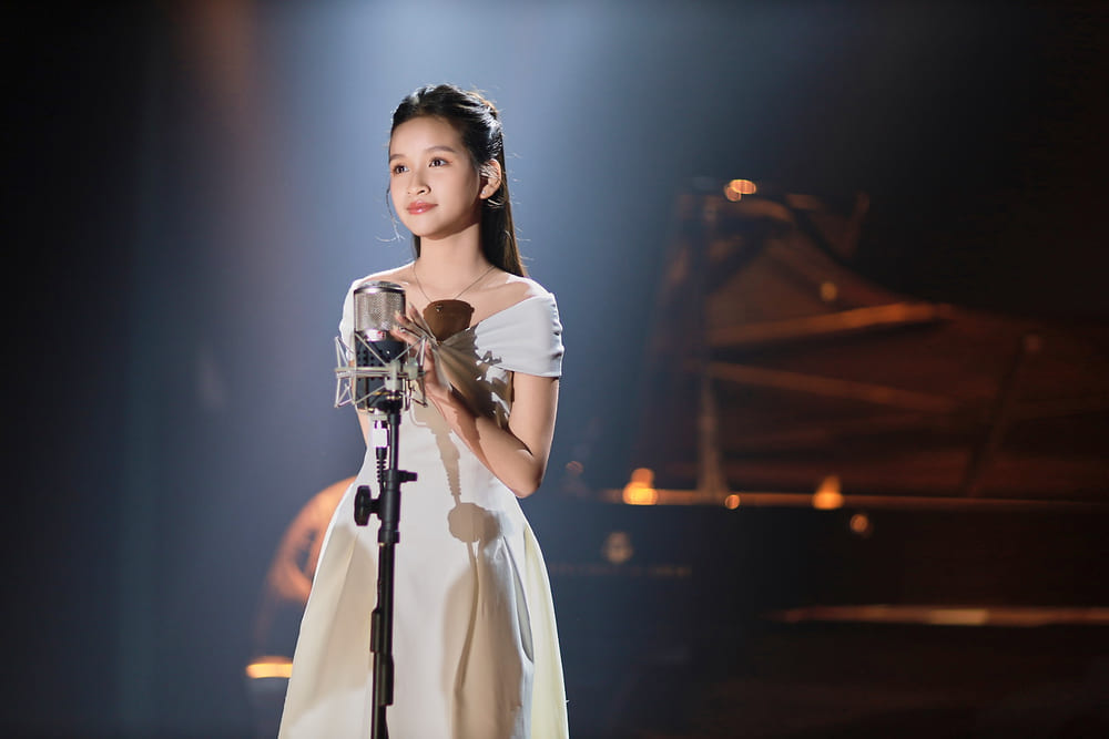 Dang Thien Kim attracted attention with the song "Con yeu tay nhat in the world". Photo: Interviewee