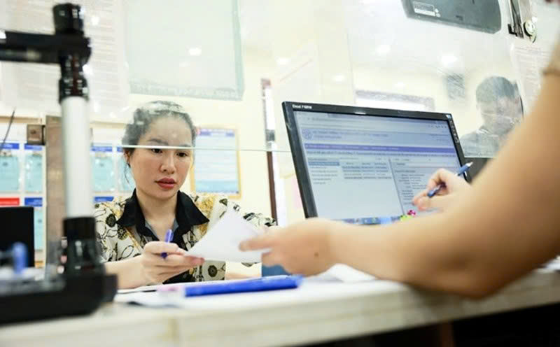 Streamlining the payroll for commune and district-level cadres according to Decree 178 based on the conditions of each agency, organization and unit. Photo: Huong Nha