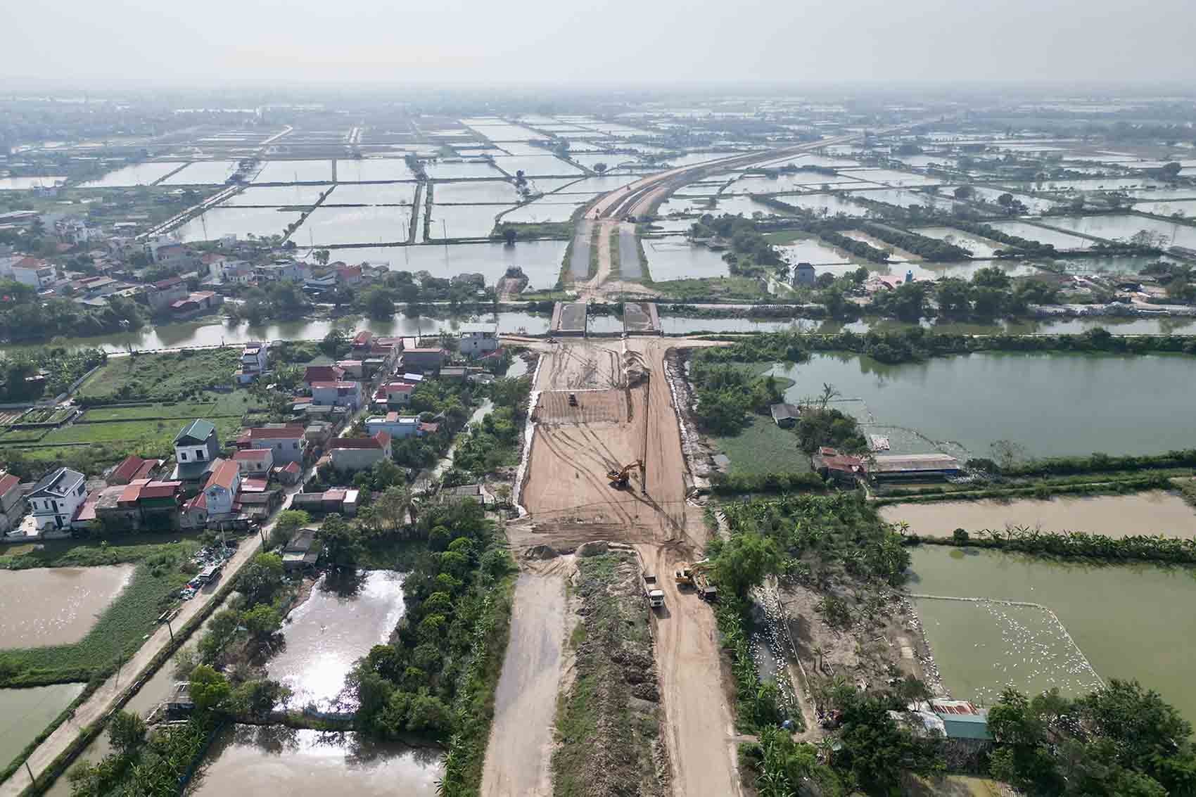 Duong truc phia Nam doan qua huyen Phu Xuyen (Ha Noi) dang duoc thi cong xay dung. Anh: Huu Chanh