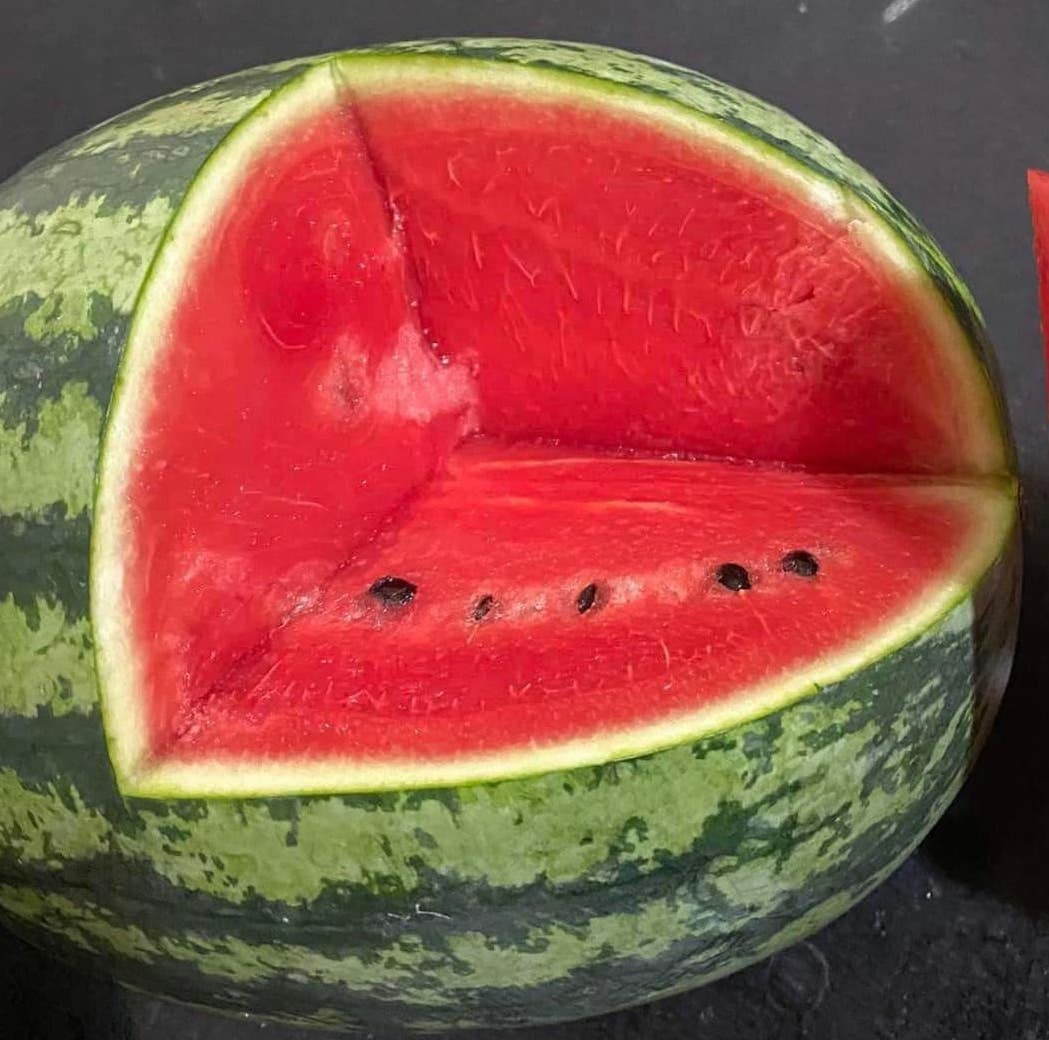 Eating watermelon properly and at the right time will support good sleep. Photo: Kieu Vu