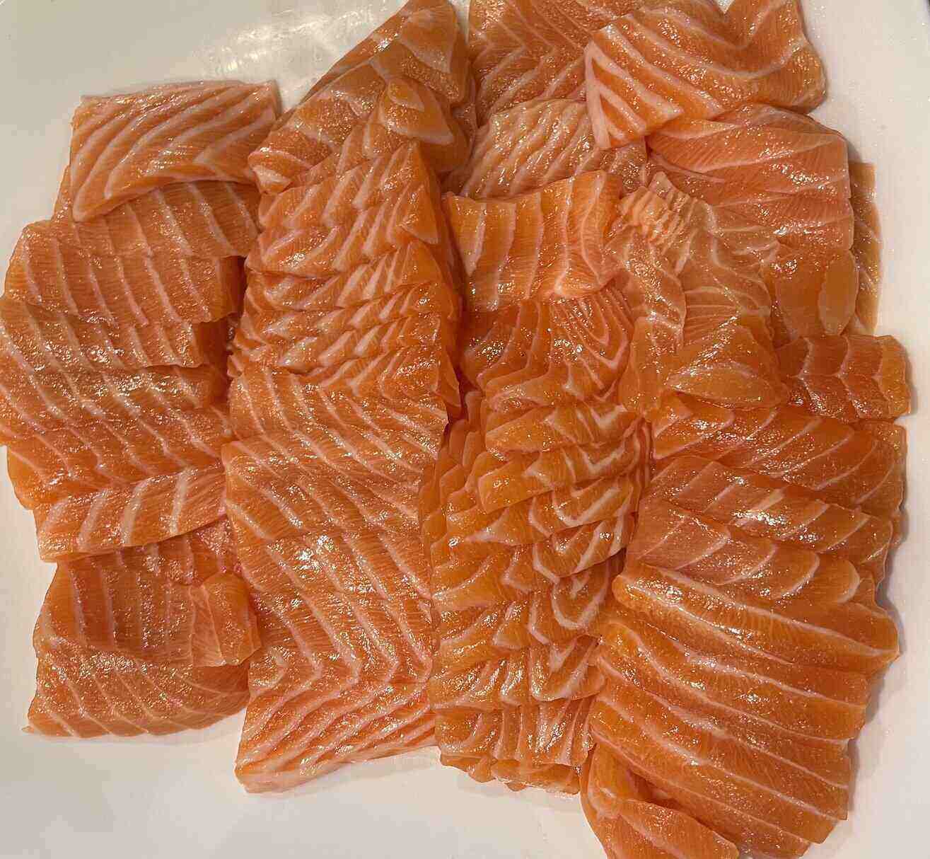 Salmon is one of the fish rich in omega-3, good for the heart, and is recommended to be added to the diet. Photo: Kieu Vu