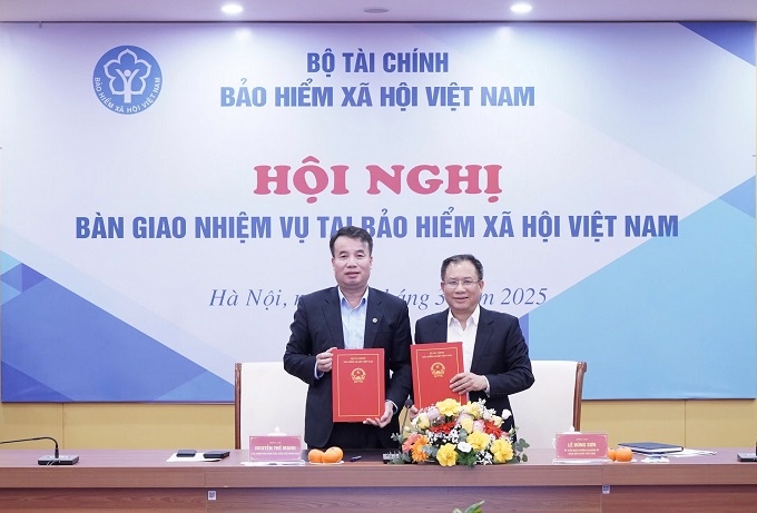 Mr. Nguyen The Manh and Mr. Le Hung Son (right) signed the Minutes of handover of the duties of the head of Vietnam Social Insurance. Photo: Pham Chinh