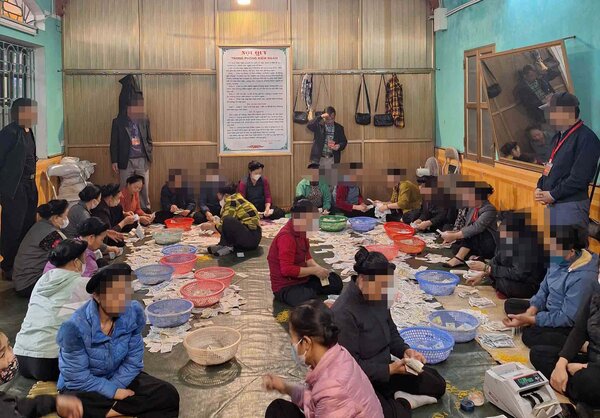 Counting donation money at Ba Chua Kho Temple relic (Bac Ninh City). Photo: Provided by the relic management board