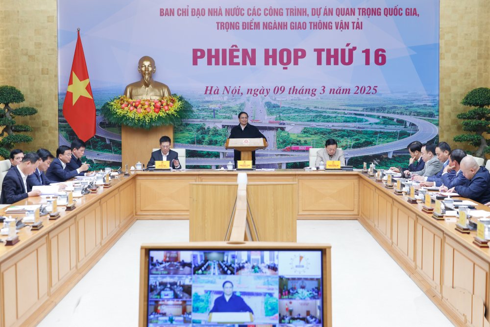 Politburo member and Prime Minister Pham Minh Chinh chaired the 16th meeting of the State Steering Committee for important national projects and works, key to the transport sector. Photo: VGP/Nhat Bac