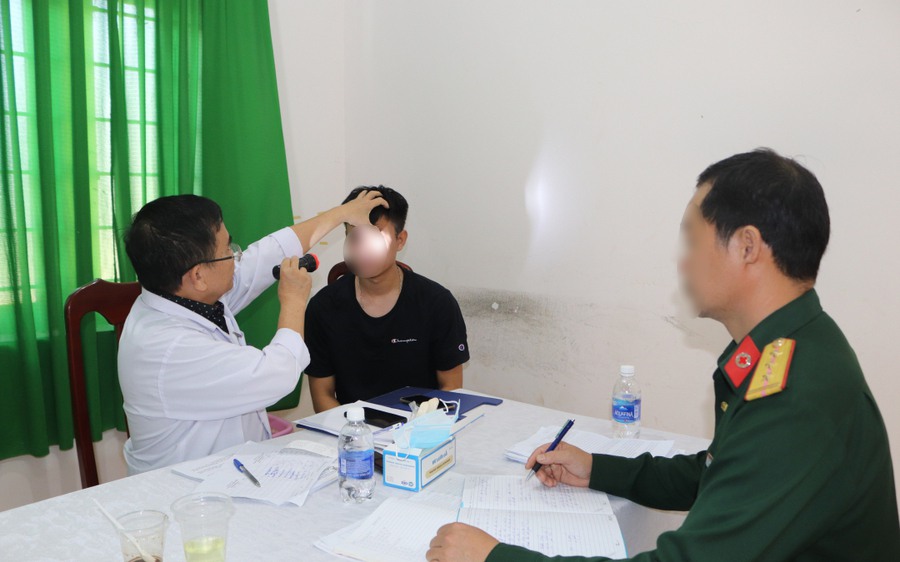 Citizens undergo health check-ups to perform military service. Photo: VGP