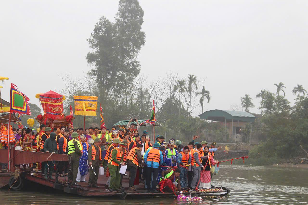 Sau khi len pha ra giua nga ba song Tranh, doan ruoc phai lam le truoc khi xin nuoc. 