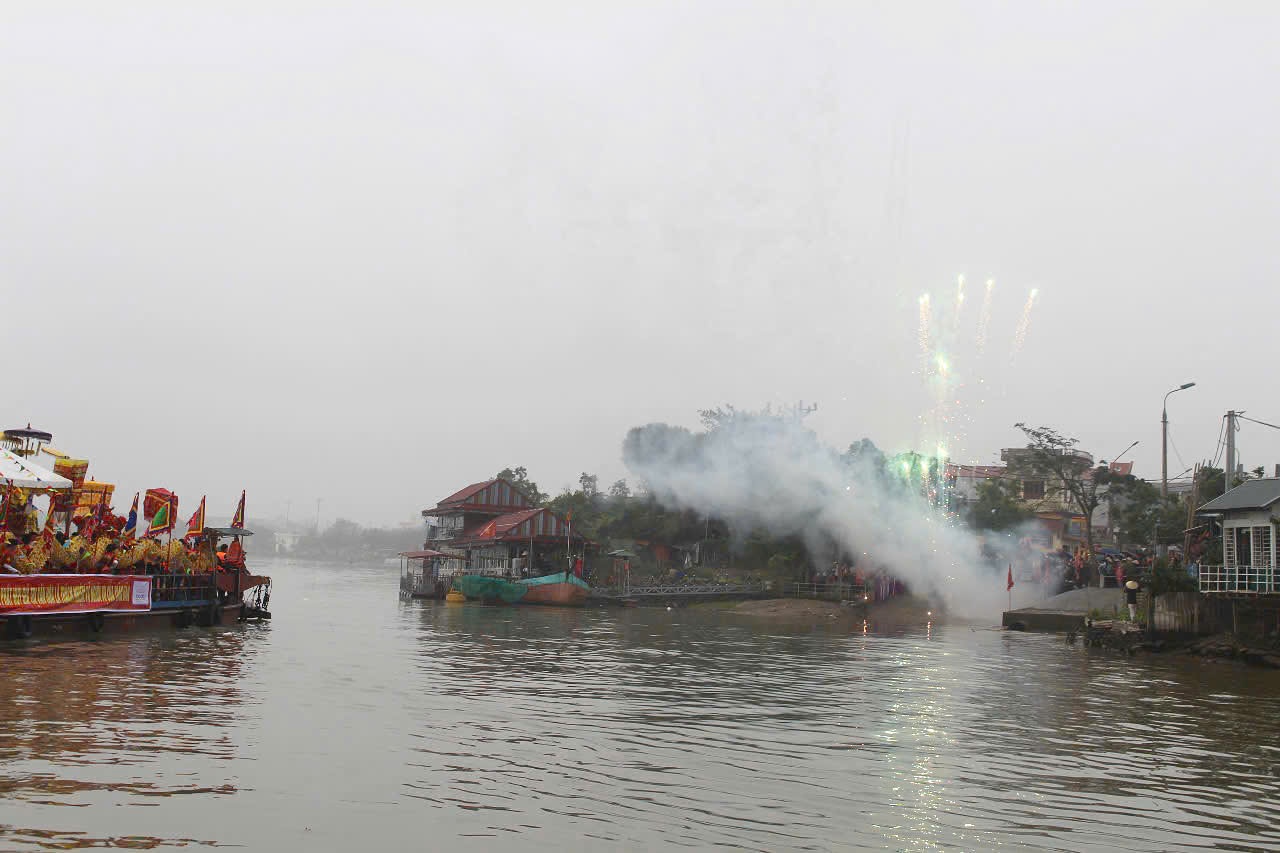  Doan ruoc tro ve den Tranh sau khi hoan thanh viec lay nuoc thieng o nga ba song Tranh. 