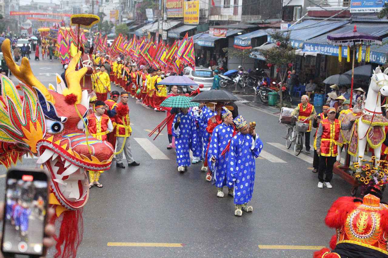  Ngay tu 6 gio 30 phut sang, rat dong du khach hoa minh vao dong nguoi di lay nuoc thieng tai nga ba song Tranh de cau may. Nghi thuc ruoc nuoc tai le hoi den Tranh mang net van hoa rieng biet, gan lien voi thanh tich cua den. 