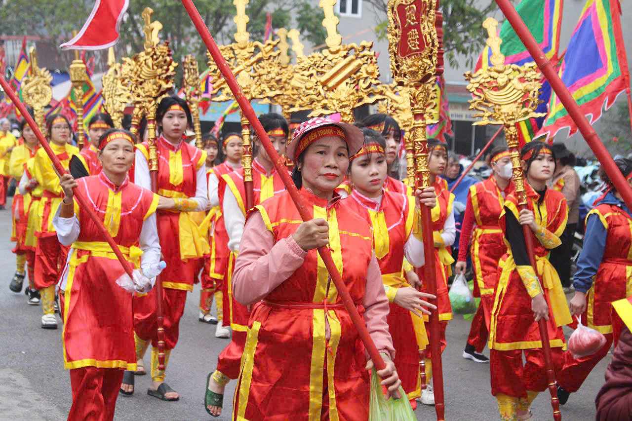 Doan ruoc gom du gia, tre, gai, trai, ruc ro co, long, trong, chieng ron ra xuat phat tu den Tranh (xa Dong Tam) di qua cac tuyen pho chinh cua thi tran Ninh Giang.