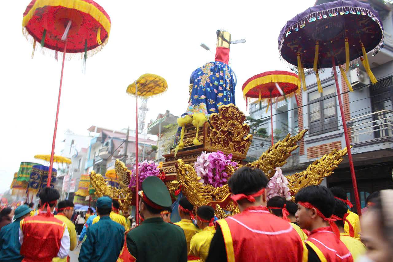 Nghi le ruoc nuoc tai le hoi den Tranh gan lien voi cong lao cua Quan lon Tuan Tranh. Theo lich su ghi lai, Ngai la con Vua thuy xuat hien o khuc song Tranh gan lien voi tich hai ong ba o den Lac Duc (huyen Tu Ky, tinh Hai Duong) vut doi ran xuong khuc song Tranh tao nen song xoay va nguoi dan da lap mieu tho Quan lon Tuan Tranh ven song tu thua hong hoang. 