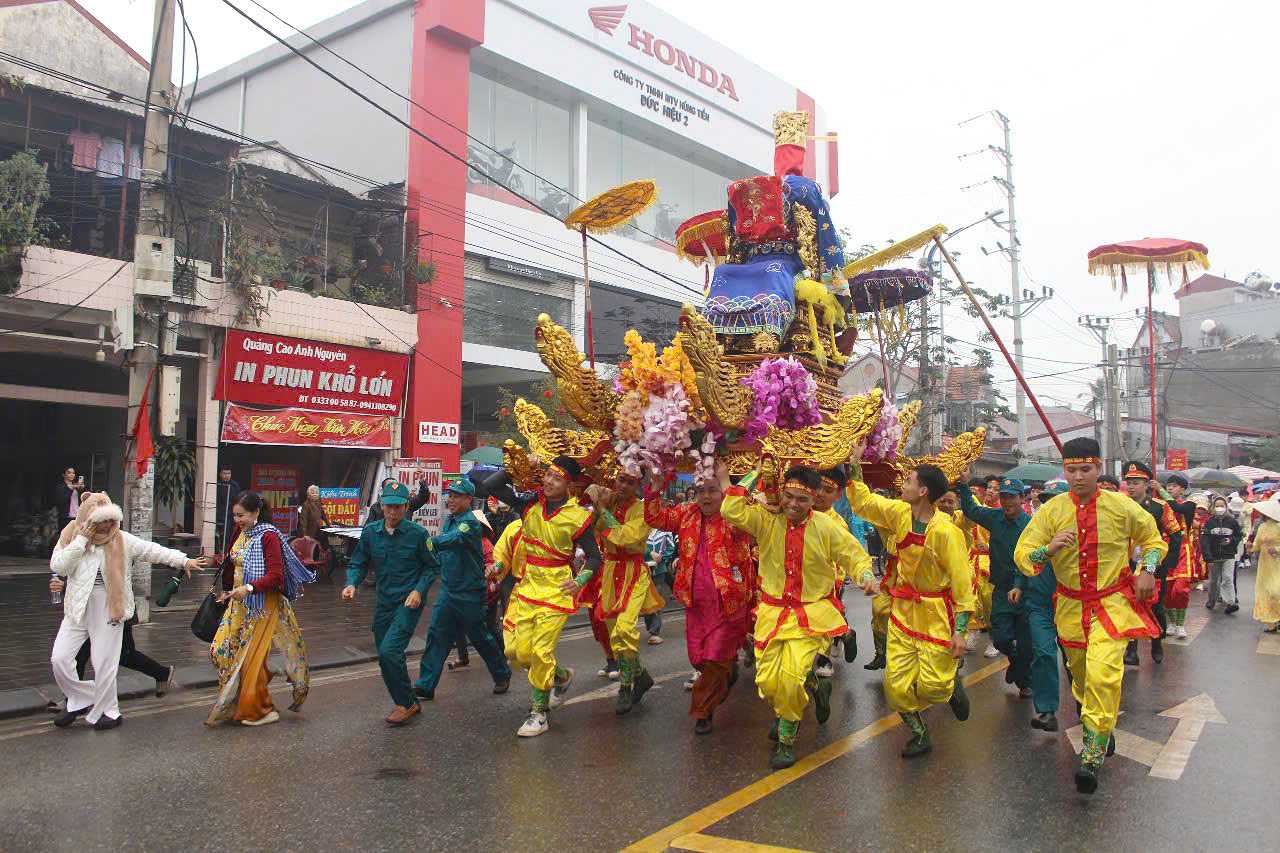  Kieu Quan lon Tuan Tranh tren duong di ruoc nuoc. 