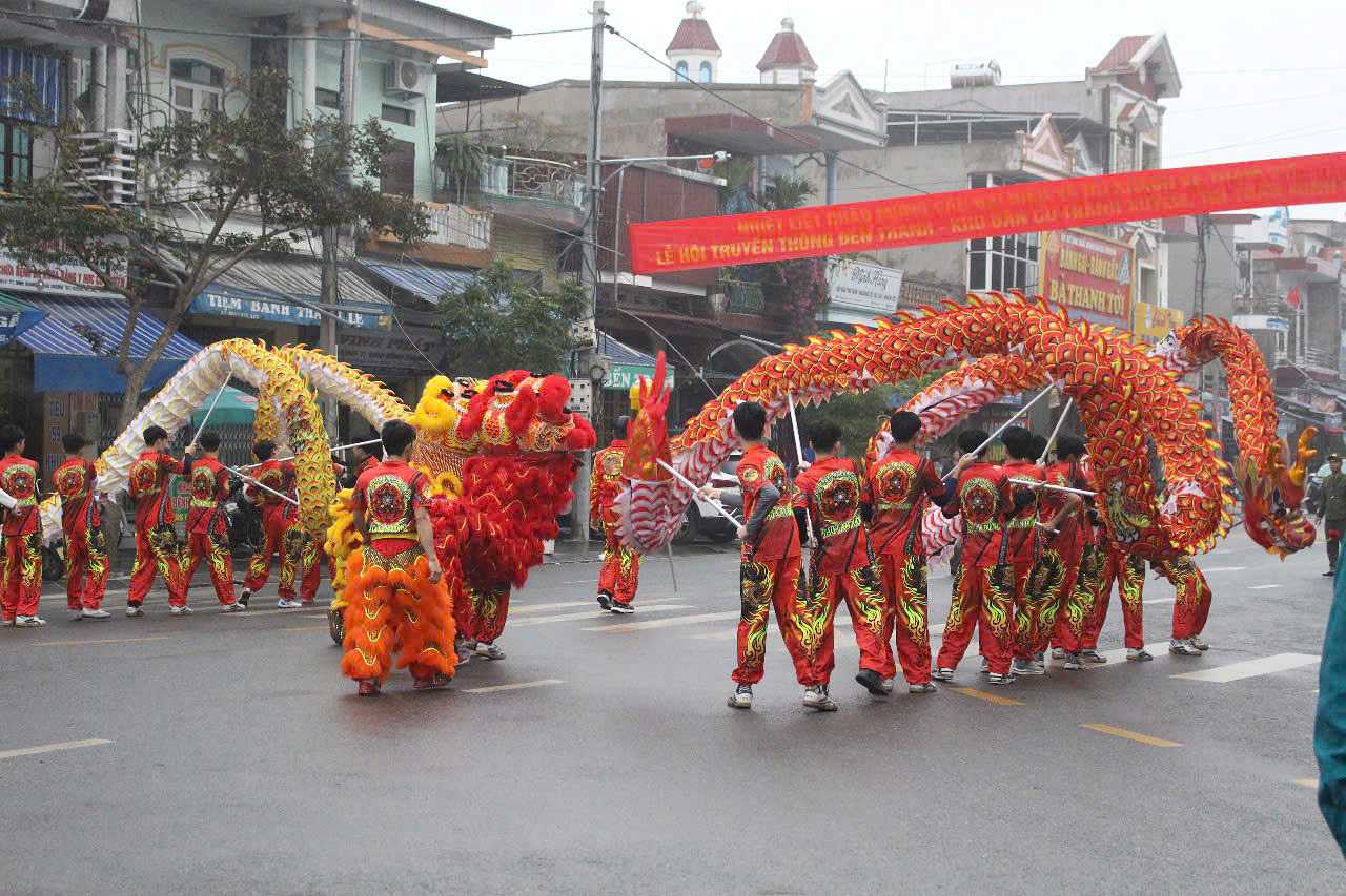 Thong thuong trong le ruoc nuoc chi co nguoi dan dia phuong noi to chuc le hoi tham gia. Tuy nhien, nghi le ruoc nuoc o le hoi den Tranh co doan lan su rong cung nguoi dan cua phuong Vinh Trai (TP. Lang Son, tinh Lang Son-noi co den Ky Cung cung tho Quan lon Tuan Tranh) tham gia. 