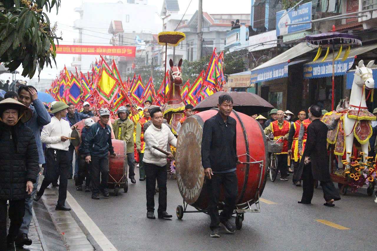 Theo tuong truyen, den Tranh (xa Dong Tam) la noi sinh cua quan, con den Ky Cung (phuong Vinh Trai) la noi hoa cua Ngai. Chinh dieu nay da tao nen su giao thoa van hoa vung mien giua manh dat cua 2 dia phuong voi nhau. 