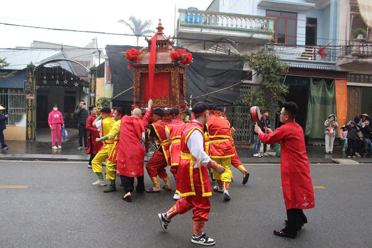 Den moi diem dung, doi mua rong - lan huyen nao, tieng trong, chieng vui tai. Doan khieng kieu thuc hien nghi thuc “quay kieu” thu hut dong dao nguoi dan va du khach dung xem.