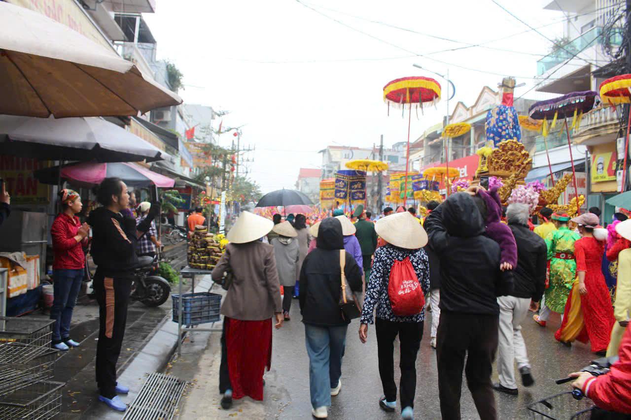 Doan ruoc di toi dau, nguoi dan hai ben duong deu kinh le. Tuong truyen day la hoat dong nham de cau cho moi viec trong nam deu duoc hanh thong.  