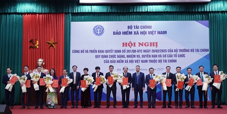 Dai dien lanh dao BHXH Viet Nam trao Quyet dinh, tang hoa lanh dao cac don vi. Anh: Pham Chinh