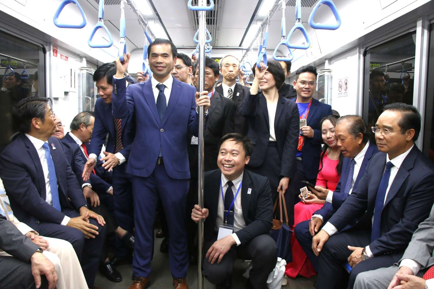 Chairman of Ho Chi Minh City People's Committee Nguyen Van Duoc (right cover) and delegates take Metro Line 1. Photo: Anh Tu